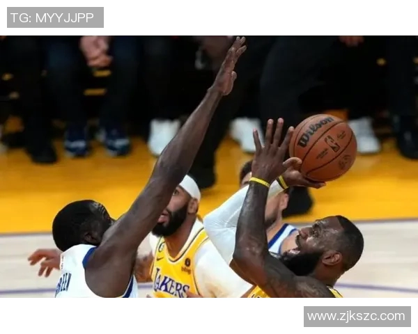 湖人对决热火展现篮球魅力双方明星球员激烈碰撞引发球迷热议